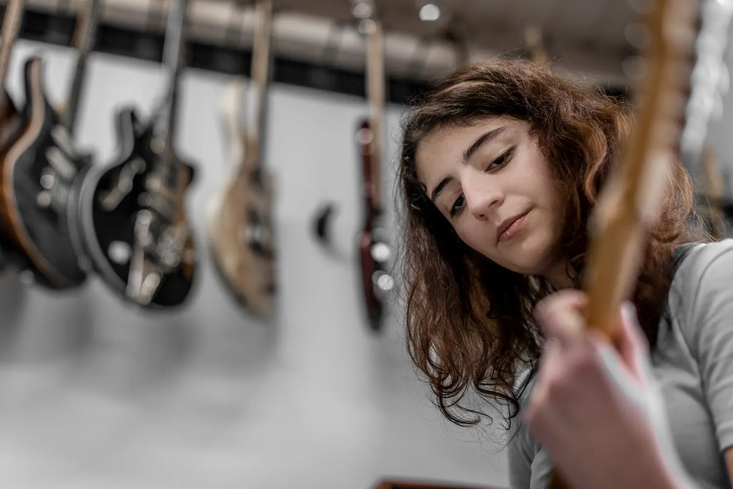 Eine Schülerin von My Music Lab spielt Gitarre