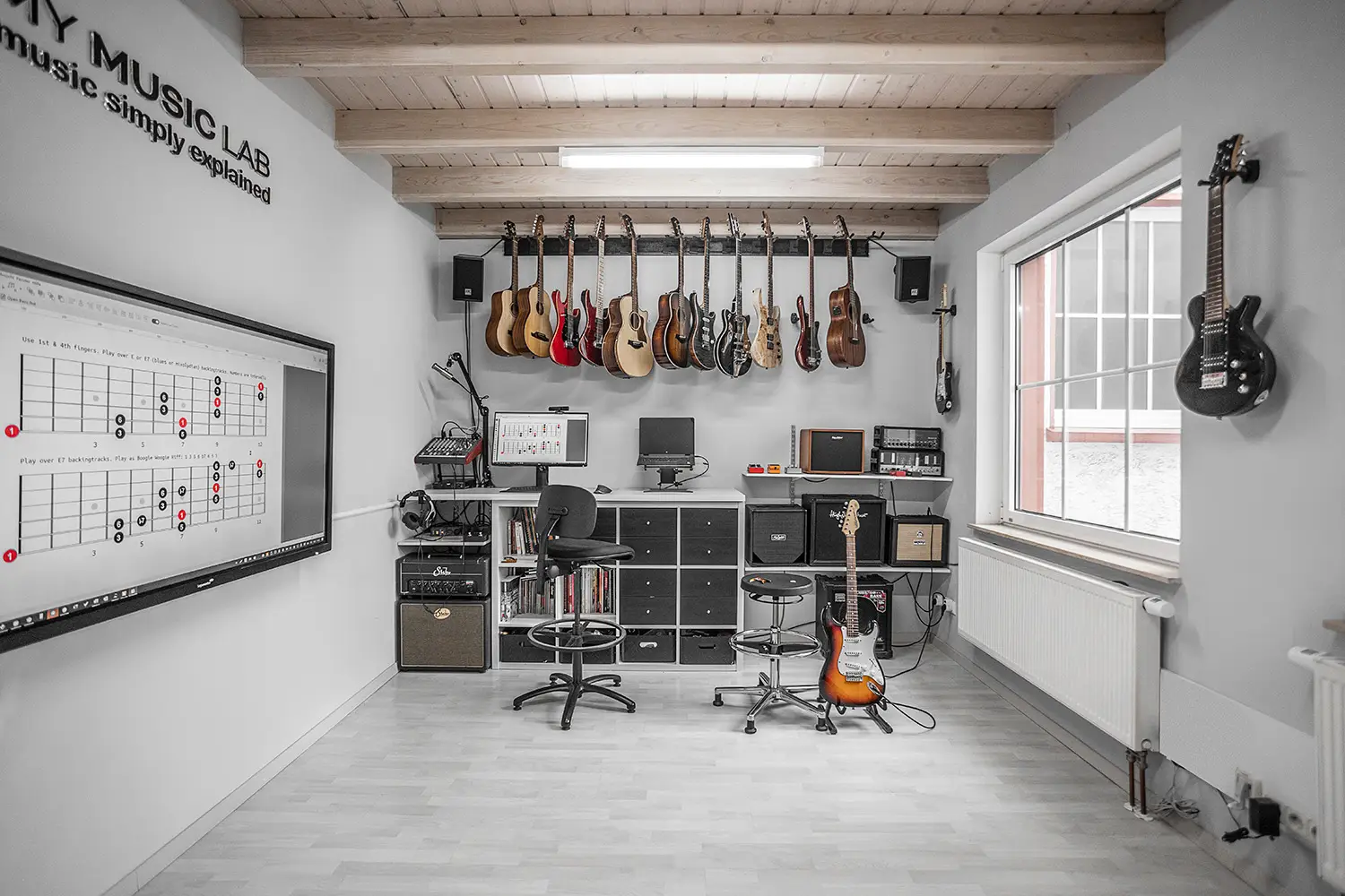 Unterrichtsraum mit Gitarren bei My Music Lab